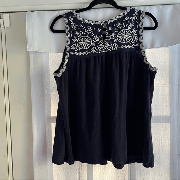 Crown & Ivy Womens 1X Soft Navy Blue Embroidered Sleeveless Tank Top Blouse EUC - Picture 3 of 6